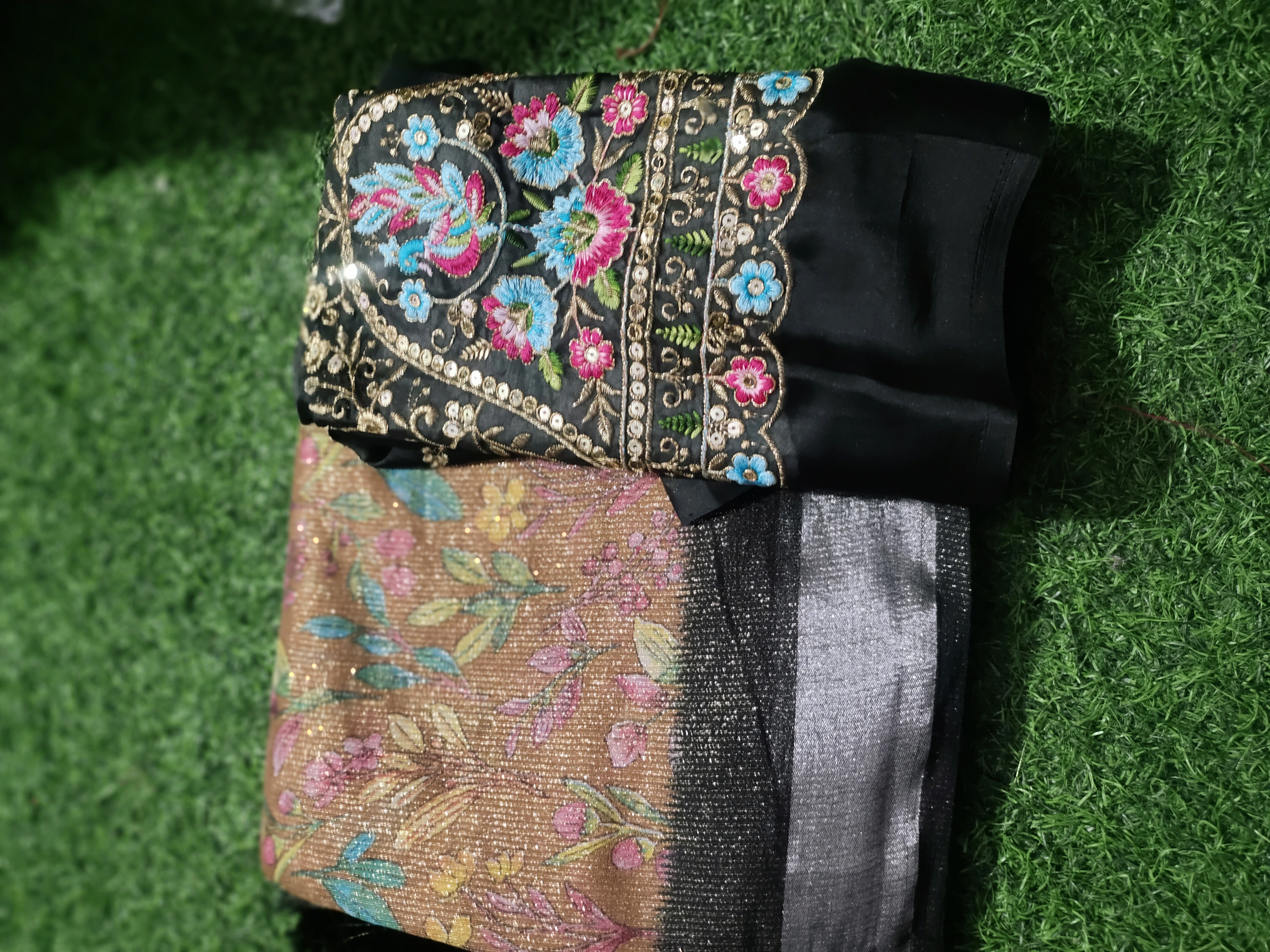 saree with heavy work blouse